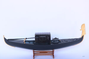 Mô Hình Thuyền Thống Venetian Gondola Sơn Đen Có Mái