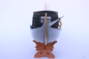 Mô Hình Thuyền Thống Venetian Gondola Sơn Đen Có Mái
